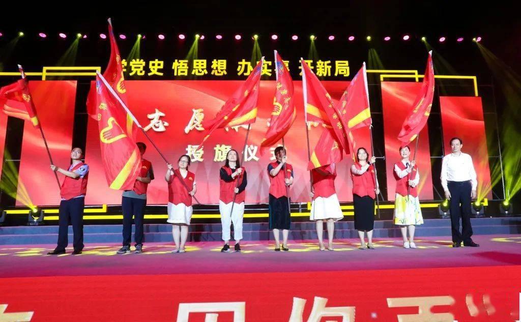 逃离废弃的卡车场